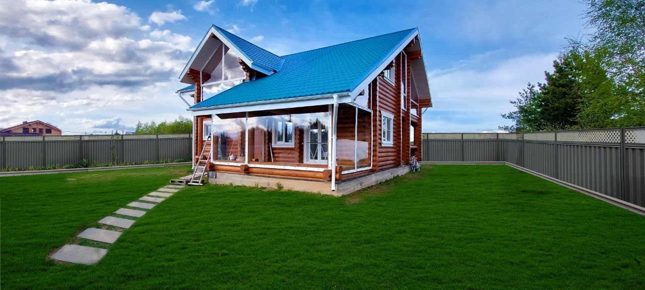 Мягкие окна на веранде загородного дома в Касторном